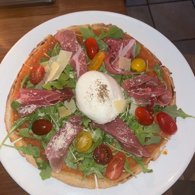 Pizza al Prosciutto e Burrata.